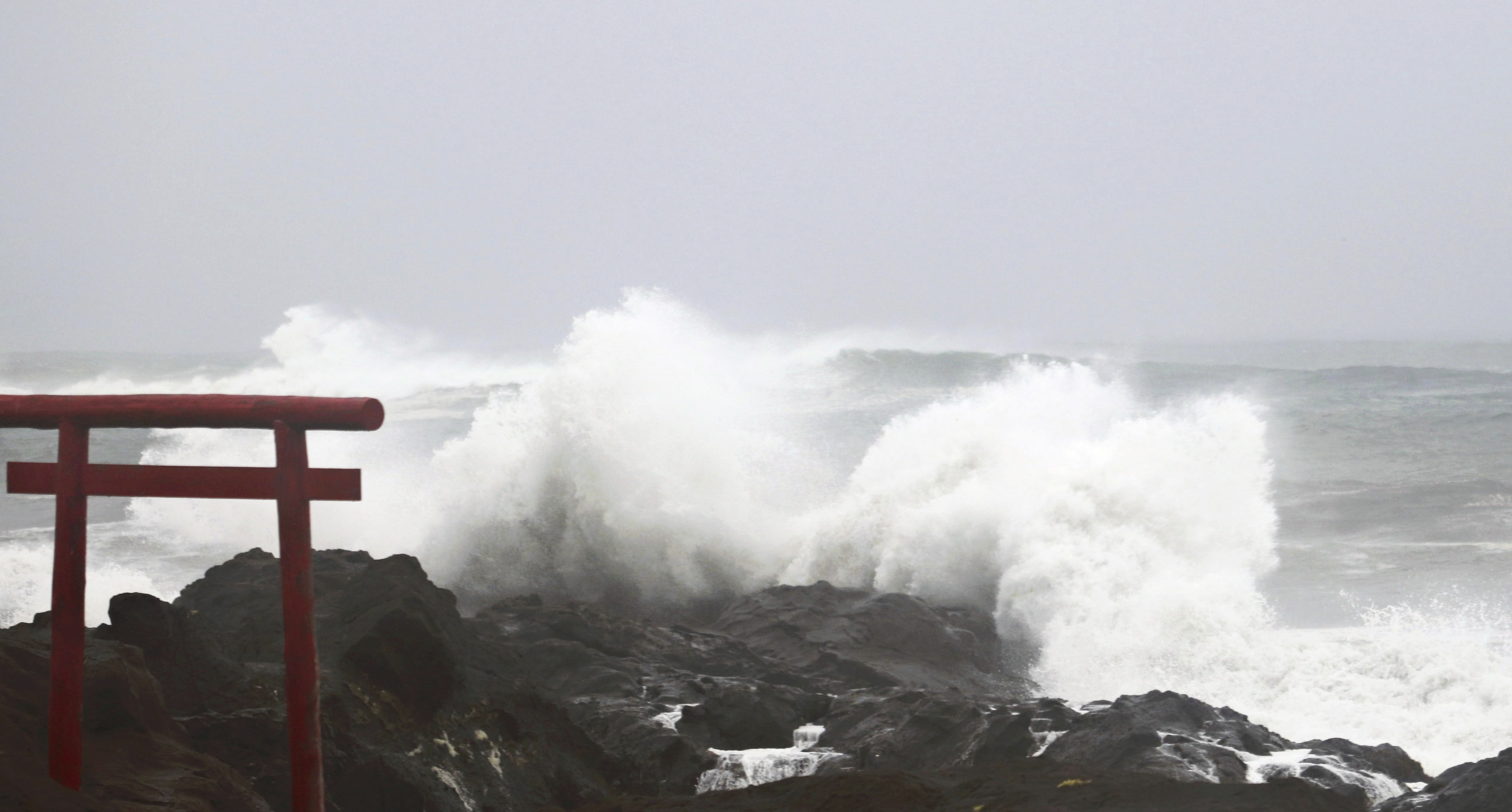 ▲▼7號颱風的強風、豪雨16日對日本關東地區造成影響，圖為千葉縣安房郡白濱町。（圖／達志影像／美聯社）