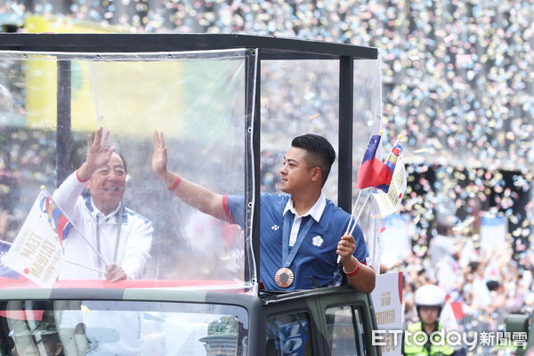 ▲李孟遠出席奧運選手大遊行，受到民眾熱烈歡迎。（圖／記者林敬旻攝）