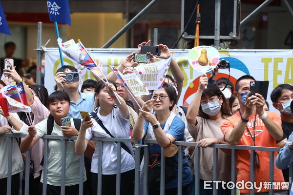 ▲台灣英雄奧運選手大遊行，行經英雄谷受到民眾熱烈歡迎。（圖／記者林敬旻攝）