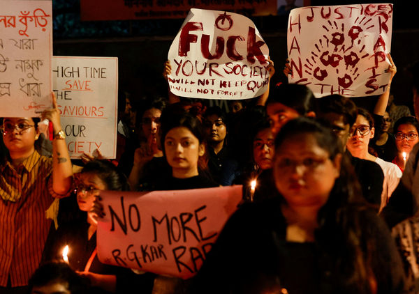 ▲▼ 印度民眾群聚守夜，抗議加爾各答實習女醫師遭性侵身亡事件。（圖／路透）