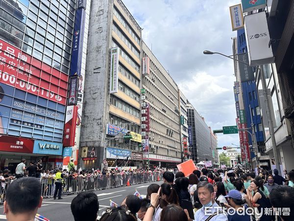 ▲▼台灣奧運英雄大遊行，民眾擠爆館前路為選手歡呼。（圖／記者林育綾攝）