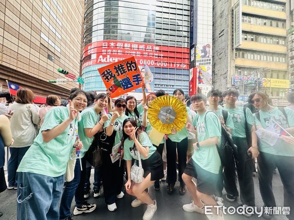 ▲▼台灣奧運英雄大遊行，民眾擠爆館前路為選手歡呼。（圖／記者林育綾攝）