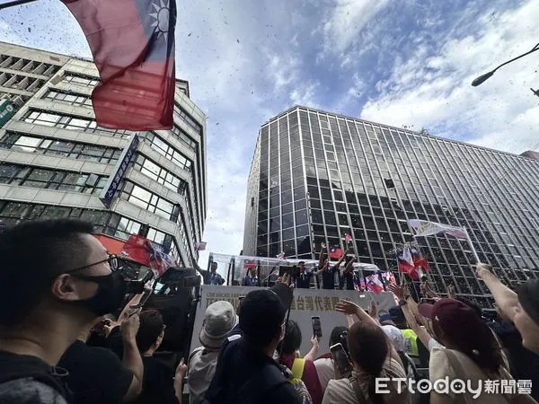 ▲▼台灣奧運英雄大遊行，民眾擠爆館前路為選手歡呼。（圖／記者林育綾攝）