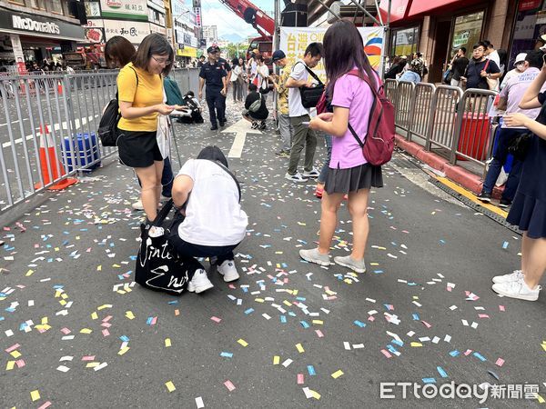 ▲▼台灣奧運英雄大遊行，民眾擠爆館前路為選手歡呼。（圖／記者林育綾攝）