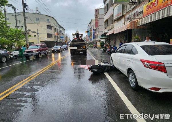 ▲▼女騎士遭水泥車輾過。（圖／記者林東良翻攝）