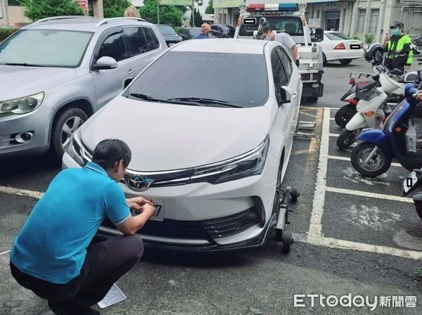 ▲屏東監理站人員發現偽造車牌             。（圖／屏東監理站提供）