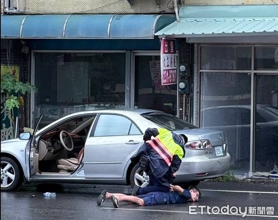 ▲▼   中埔分局鷹眼警巡邏認出毒品通緝犯  。（圖／讀者提供）