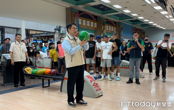 ▲台南市警局「府城少年STRIKE ！晉級保齡球」競賽，17日在黃金保齡球館登場，由市長黃偉哲及警察局長林國清共同主持開幕典禮。（圖／記者林東良翻攝，下同）