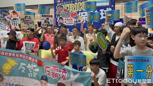 ▲台南市警局「府城少年STRIKE ！晉級保齡球」競賽，17日在黃金保齡球館登場，由市長黃偉哲及警察局長林國清共同主持開幕典禮。（圖／記者林東良翻攝，下同）