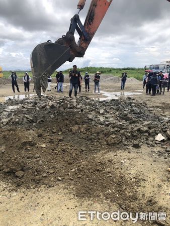 ▲台南地檢署偵辦非法土资場回填營建混合物，檢警環人員持搜索票，前往台南市安南、七股及善化等區33魚塭土地執行搜索及開挖，帶回許姓被告等23人，訊後聲押3人獲准，餘人交保。（圖／記者林東良翻攝，下同）