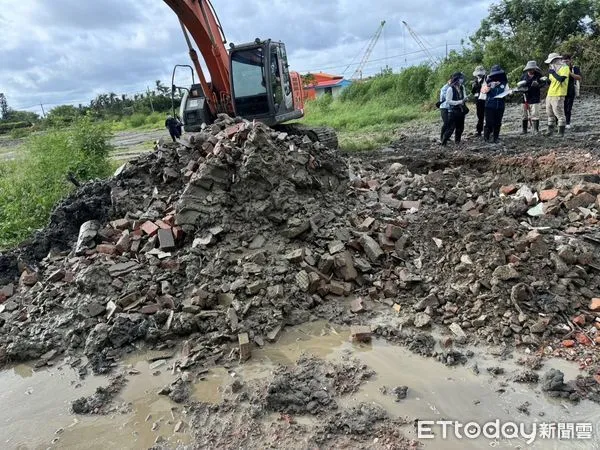 ▲台南地檢署偵辦非法土资場回填營建混合物，檢警環人員持搜索票，前往台南市安南、七股及善化等區33魚塭土地執行搜索及開挖，帶回許姓被告等23人，訊後聲押3人獲准，餘人交保。（圖／記者林東良翻攝，下同）