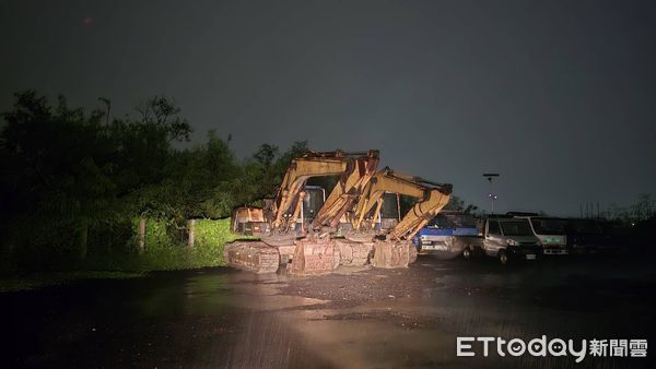 ▲台南地檢署偵辦非法土资場回填營建混合物，檢警環人員持搜索票，前往台南市安南、七股及善化等區33魚塭土地執行搜索及開挖，帶回許姓被告等23人，訊後聲押3人獲准，餘人交保。（圖／記者林東良翻攝，下同）