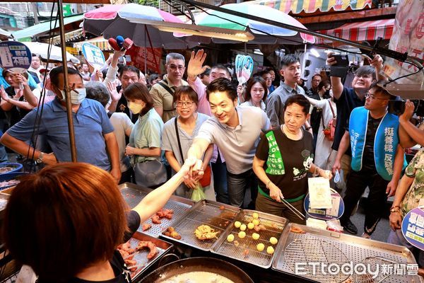 ▲蔣萬安、李彥秀到基隆掃街力挺謝國樑。（圖／記者郭世賢翻攝）