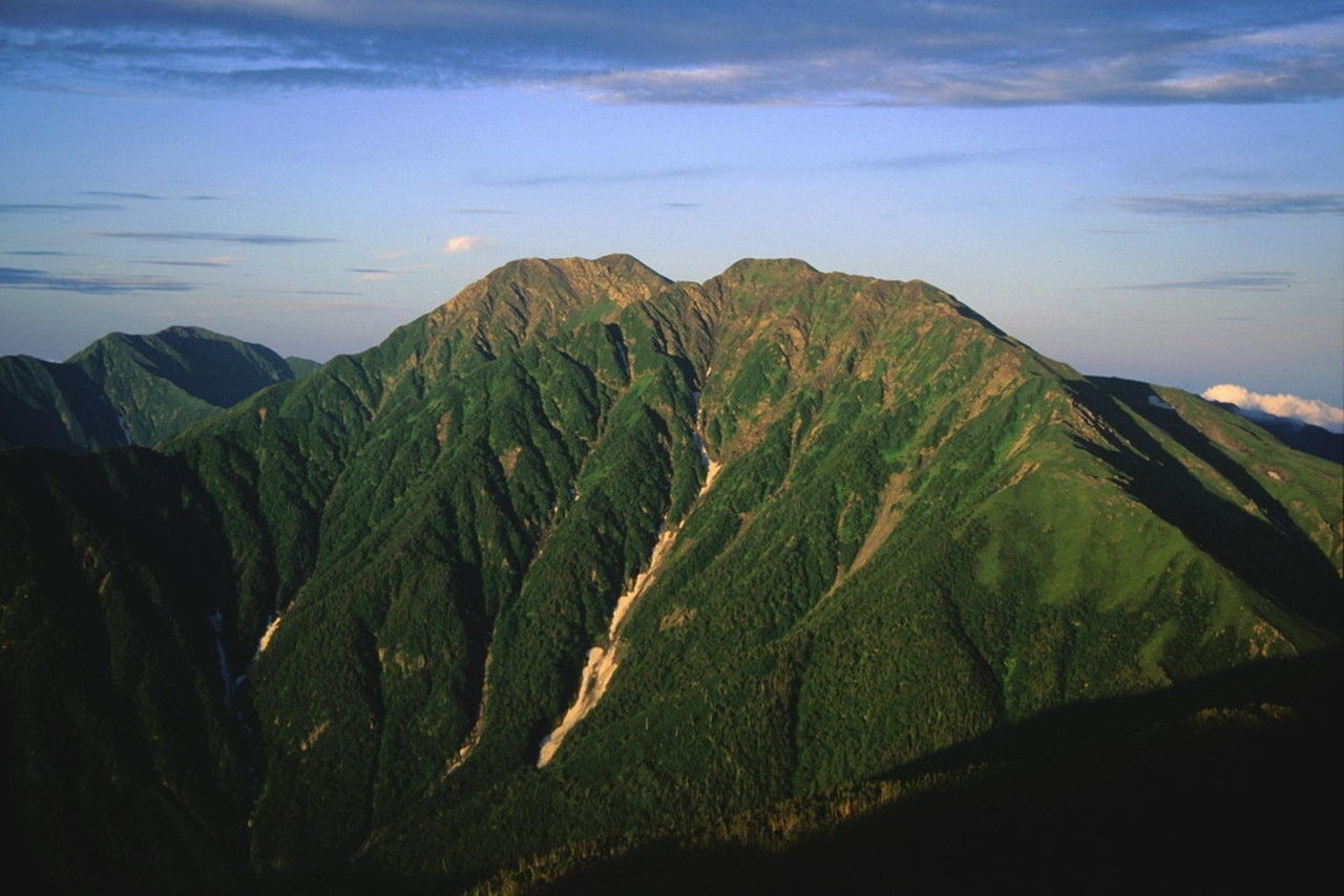 ▲▼位於山梨縣南阿爾卑斯市的赤石岳16、17日發生登山墜崖事故。（圖／翻攝自維基百科）