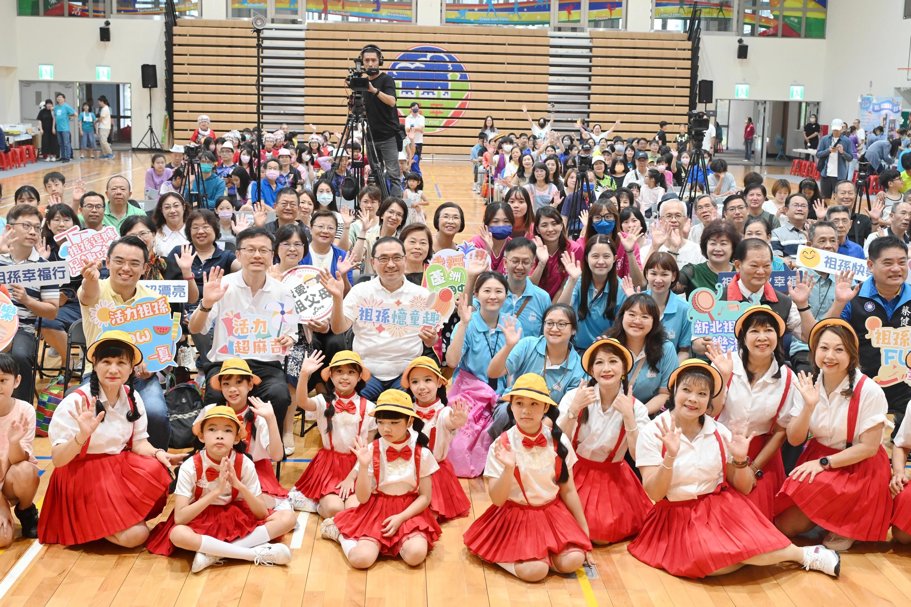 ▲新北慶祝祖父母節 侯友宜與祖孫大跳健康操。（圖／新北市教育局提供）