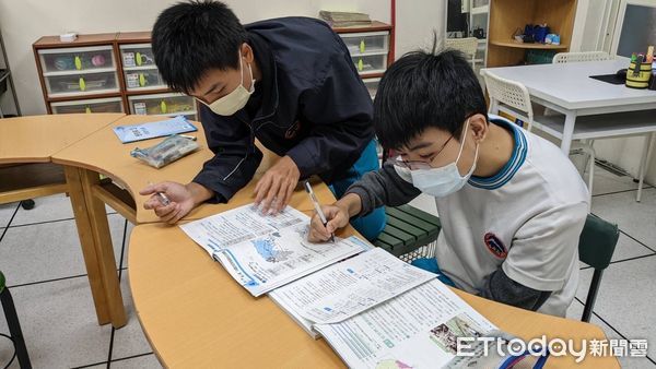 ▲▼石碇高中陳梓聖(左)。（圖／新北市教育局提供）