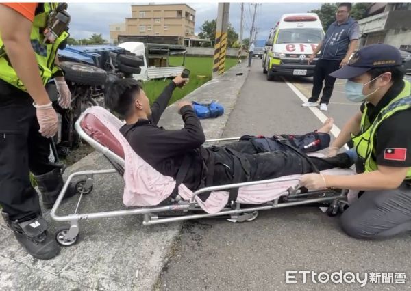 ▲雲林斗六小貨車撞路邊車輛，全掉入稻田。（圖／記者蔡佩旻攝）