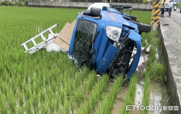 ▲雲林斗六小貨車撞路邊車輛，全掉入稻田。（圖／記者蔡佩旻攝）