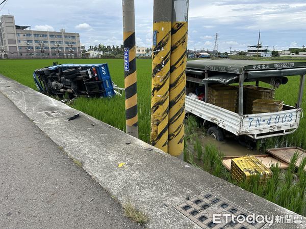 ▲雲林斗六小貨車撞路邊車輛，全掉入稻田。（圖／記者蔡佩旻攝）