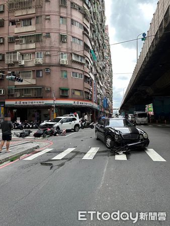 ▲▼ 三重嚴重車禍，兩車相撞，波及到一旁待轉區機車            。（圖／記者戴上容翻攝）