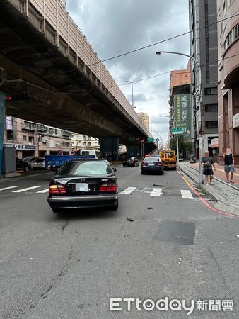 ▲▼ 三重嚴重車禍，兩車相撞，波及到一旁待轉區機車            。（圖／記者戴上容翻攝）