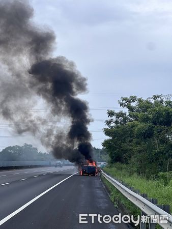 ▲國道3號北向365.4公里（台南關廟路段）17日下午驚傳火燒車， 45歲林姓男子所駕駛之自小貨車，行經該處時起火燃燒，消防人員派員將火勢撲滅。（圖／記者林東良翻攝，下同）