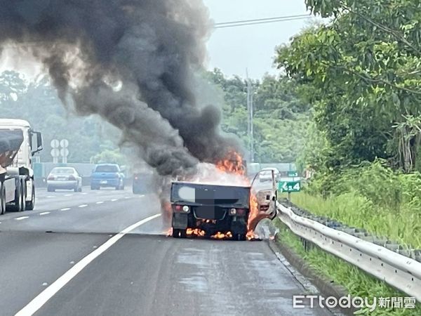 ▲國道3號北向365.4公里（台南關廟路段）17日下午驚傳火燒車， 45歲林姓男子所駕駛之自小貨車，行經該處時起火燃燒，消防人員派員將火勢撲滅。（圖／記者林東良翻攝，下同）