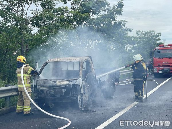 ▲國道3號北向365.4公里（台南關廟路段）17日下午驚傳火燒車， 45歲林姓男子所駕駛之自小貨車，行經該處時起火燃燒，消防人員派員將火勢撲滅。（圖／記者林東良翻攝，下同）