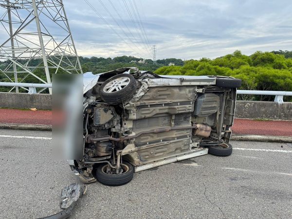 ▲彰化台74甲線休旅車翻覆。（圖／記者唐詠絮翻攝）