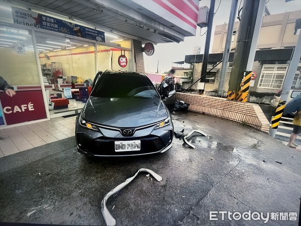 ▲▼      造橋鄉代會主席陳裕福開車左轉遭撞噴，還波及到一名騎士以及一旁超商       。（圖／記者楊永盛翻攝）