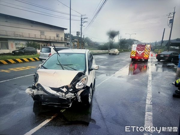 ▲▼      造橋鄉代會主席陳裕福開車左轉遭撞噴，還波及到一名騎士以及一旁超商       。（圖／記者楊永盛翻攝）