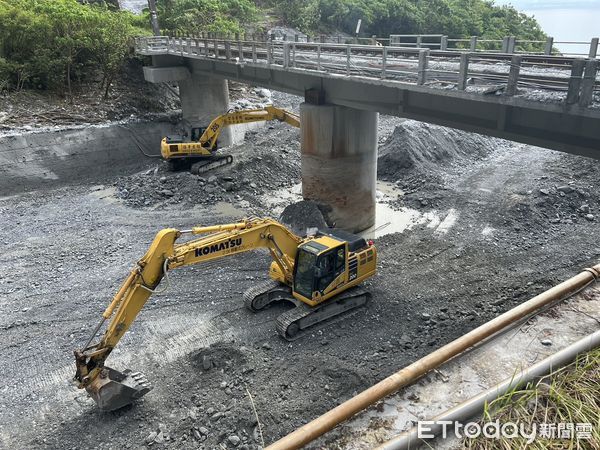 ▲▼台鐵北迴線小清水溪橋西正線被沖毀，台鐵公司重建改用強度高、重量輕的鋼桁架橋，以增加安全度，台鐵公司董事長杜微到場視察。（圖／台鐵公司提供）