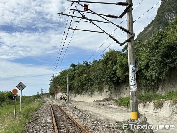 ▲▼台鐵北迴線小清水溪橋西正線被沖毀，台鐵公司重建改用強度高、重量輕的鋼桁架橋，以增加安全度，台鐵公司董事長杜微到場視察。（圖／台鐵公司提供）