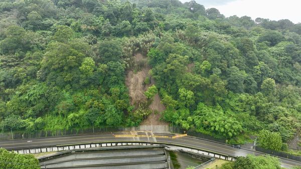 ▲▼南庄鄉124乙線6k處道路崩塌處理。（圖／苗栗縣政府提供）