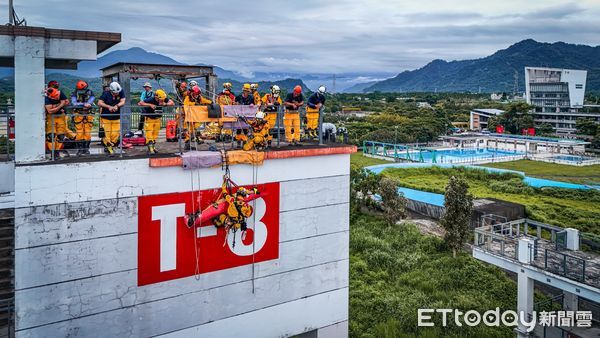 ▲台南市搜救隊經過1年密集整備，通過搜救隊重型認證，大大提升國際人道救援量能。（圖／記者林東良翻攝，下同）