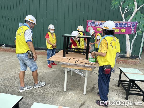 ▲台南市勞工局積極落實市長黃偉哲「希望家園」的施政目標，18日除官田區東西庄里、北門區房屋修繕外，也回收及整理二手家具，以便贈送給需要的弱勢家庭使用，讓「希望家園」的愛心永續不斷。（圖／記者林東良翻攝，下同）