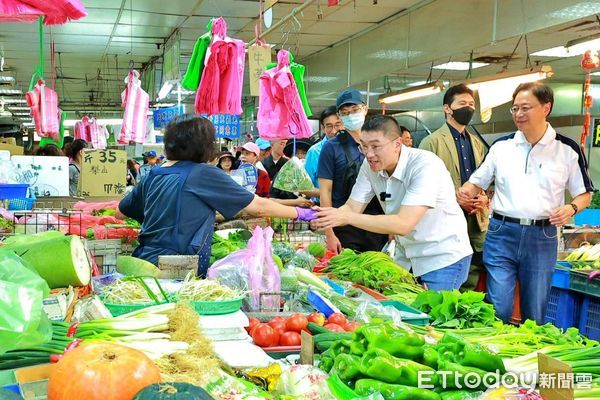 ▲「善樑組合」基隆成功市場合體 張善政、謝國樑共籲反惡罷。（圖／記者郭世賢翻攝）