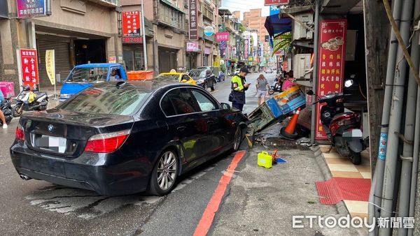 ▲18日上午陳女駕駛BMW撞斷路旁電箱波及檳榔攤警方到場蒐證。（圖／記者張君豪翻攝）