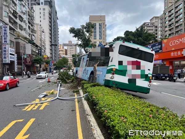 ▲▼蘆洲區三重客運車禍             。（圖／記者陳以昇翻攝）