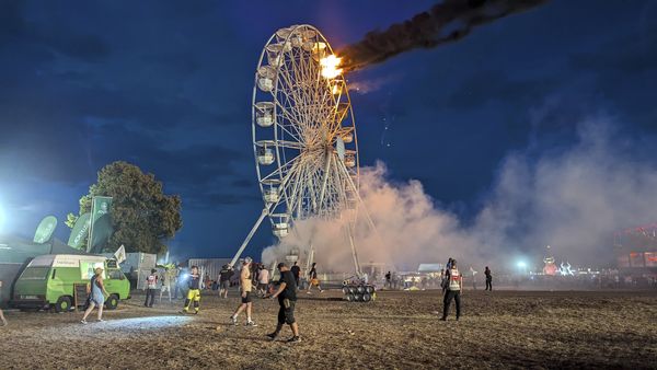 ▲▼        德國萊比錫（Leipzig）的海菲爾德音樂節（Highfield Festival）發生恐怖意外，一座摩天輪突然失火，只見車廂高掛半空中，火舌卻不斷竄出，最終導致30多人受傷送醫。     。（圖／達志影像／美聯社）