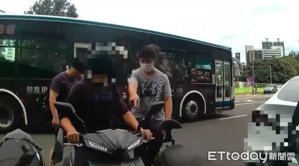 ▲▼陳男騎假車牌機車遭警方攔下，警方查扣偽造車牌，陳男被依偽造特種文書罪移送偵辦             。（圖／記者陳以昇翻攝）