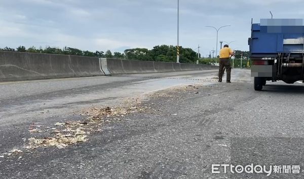 ▲▼     南投男載廚餘意外打翻！忍惡臭彎腰清掃　警一見感嘆：少見的老實人        。（圖／民眾提供）