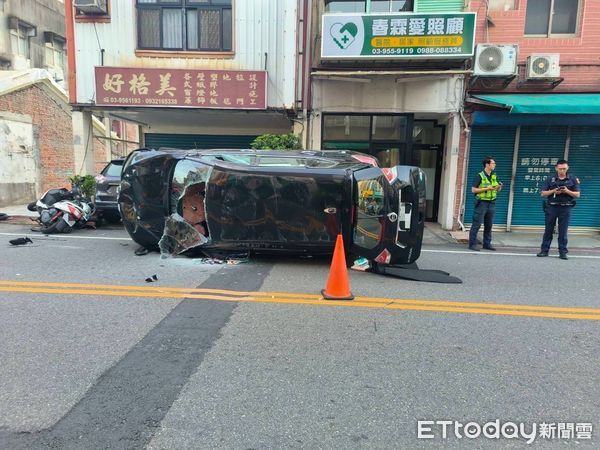 ▲▼羅東鎮中正南路一輛黑色休旅車擦撞路邊轎車，當場翻覆側躺路中             。（圖／記者游芳男翻攝）