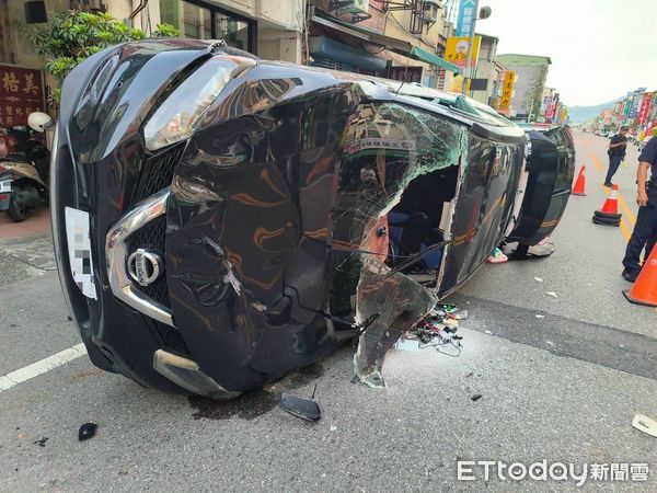 ▲▼羅東鎮中正南路一輛黑色休旅車擦撞路邊轎車，當場翻覆側躺路中             。（圖／記者游芳男翻攝）