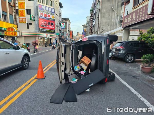 ▲▼羅東鎮中正南路一輛黑色休旅車擦撞路邊轎車，當場翻覆側躺路中             。（圖／記者游芳男翻攝）