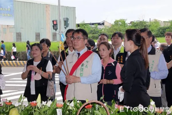 ▲台南市殯葬管理所18日下午於南區殯儀館景行廳前，舉行「2024年中元暨秋分祭典法會」，台南市長黃偉哲偕民政局長姜淋煌親臨現場主祭。（圖／記者林東良翻攝，下同）