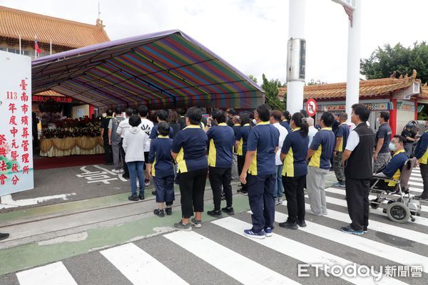 ▲台南市殯葬管理所18日下午於南區殯儀館景行廳前，舉行「2024年中元暨秋分祭典法會」，台南市長黃偉哲偕民政局長姜淋煌親臨現場主祭。（圖／記者林東良翻攝，下同）