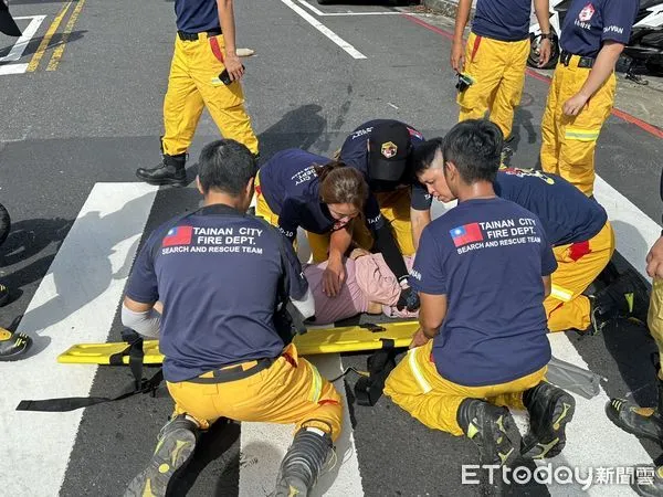 ▲台南市搜救隊獲重型搜救隊伍資格返隊休整時，遇隊部旁路口發生機車車禍，馬上搶救傷者送醫。（圖／民眾提供，下同）