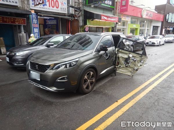 ▲▼逢甲商圈恐怖車禍。（圖／記者許權毅翻攝）