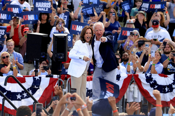 ▲▼好意思國民主黨參選东说念主、副總統賀錦麗（Kamala Harris）與副總統參選东说念主、明尼蘇達州州長華茲（Tim Walz）。（圖／路透）